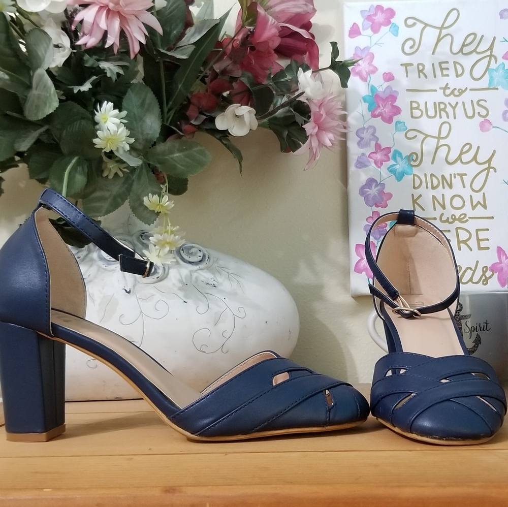 CUTE navy blue crisscross 3" heel heel